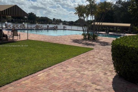 Condo in Hollywood, Florida, 1 bedroom  № 1714398 - photo 22