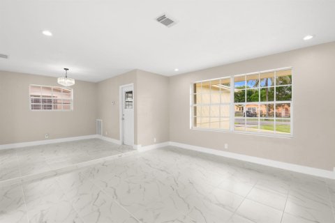 Villa ou maison à vendre à Lauderdale Lakes, Floride: 3 chambres, 120.96 m2 № 2413177 - photo 12
