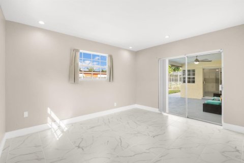 Villa ou maison à vendre à Lauderdale Lakes, Floride: 3 chambres, 120.96 m2 № 2413177 - photo 6