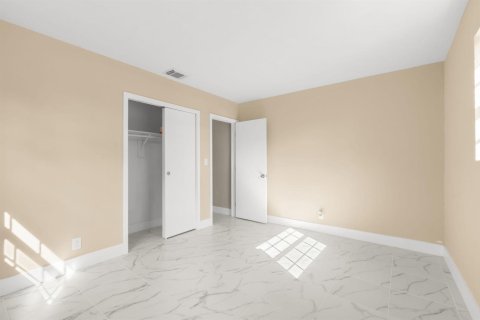 Villa ou maison à vendre à Lauderdale Lakes, Floride: 3 chambres, 120.96 m2 № 2413177 - photo 8