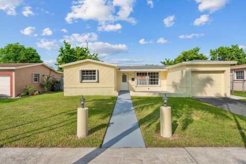 Villa ou maison à Lauderdale Lakes, Floride 3 chambres, 120.96 m2 № 2413177