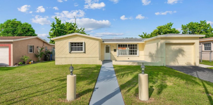 Villa ou maison à Lauderdale Lakes, Floride 3 chambres, 120.96 m2 № 2413177