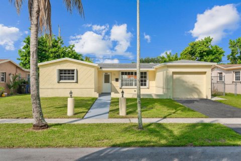 Villa ou maison à vendre à Lauderdale Lakes, Floride: 3 chambres, 120.96 m2 № 2413177 - photo 2