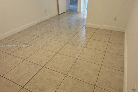 Townhouse in Miami, Florida 2 bedrooms, 97.83 sq.m. № 1993559 - photo 19