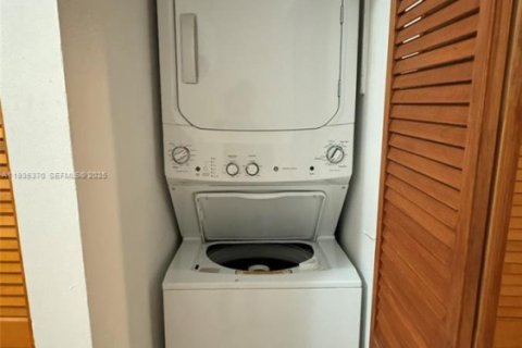 Townhouse in Miami, Florida 2 bedrooms, 97.83 sq.m. № 1993559 - photo 12