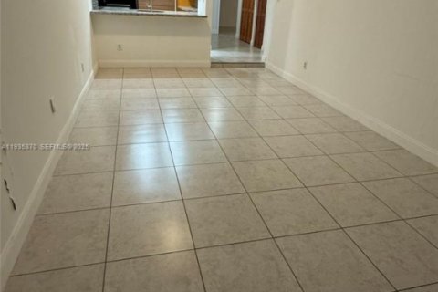 Townhouse in Miami, Florida 2 bedrooms, 97.83 sq.m. № 1993559 - photo 16