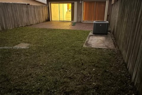 Townhouse in Miami, Florida 2 bedrooms, 97.83 sq.m. № 1993559 - photo 15