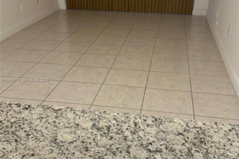 Townhouse in Miami, Florida 2 bedrooms, 97.83 sq.m. № 1993559 - photo 10