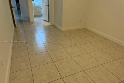 Townhouse in Miami, Florida 2 bedrooms, 97.83 sq.m. № 1993559 - photo 18