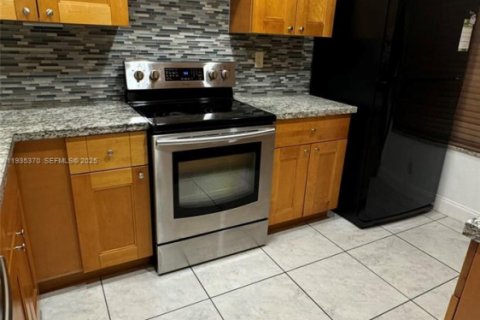 Townhouse in Miami, Florida 2 bedrooms, 97.83 sq.m. № 1993559 - photo 22