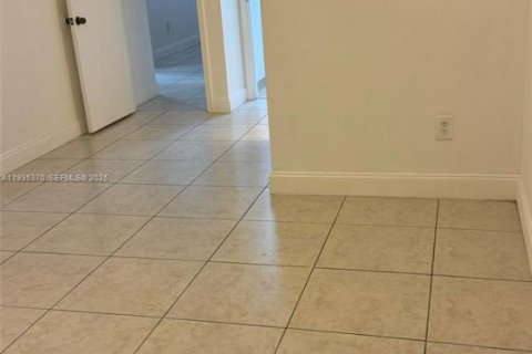 Townhouse in Miami, Florida 2 bedrooms, 97.83 sq.m. № 1993559 - photo 20