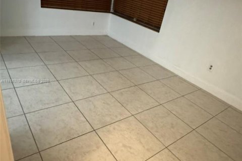 Townhouse in Miami, Florida 2 bedrooms, 97.83 sq.m. № 1993559 - photo 27