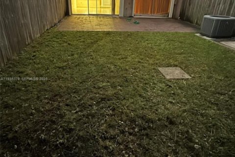 Townhouse in Miami, Florida 2 bedrooms, 97.83 sq.m. № 1993559 - photo 14