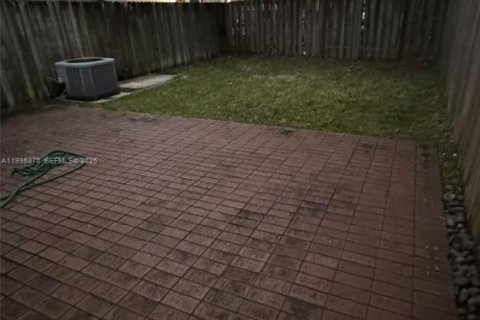 Townhouse in Miami, Florida 2 bedrooms, 97.83 sq.m. № 1993559 - photo 13