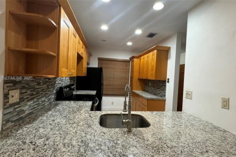 Townhouse in Miami, Florida 2 bedrooms, 97.83 sq.m. № 1993559 - photo 24