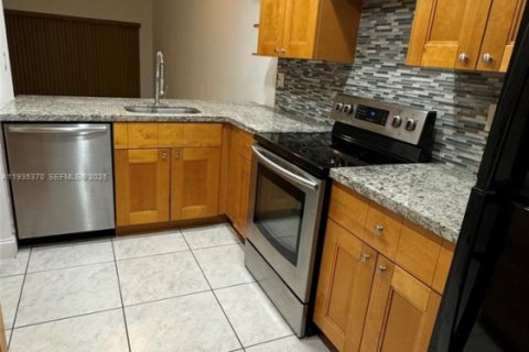 Townhouse in Miami, Florida 2 bedrooms, 97.83 sq.m. № 1993559 - photo 23