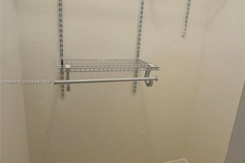 Townhouse in Miami, Florida 2 bedrooms, 97.83 sq.m. № 1993559 - photo 26