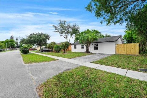 House in North Lauderdale, Florida 3 bedrooms, 115.85 sq.m. № 1852261 - photo 5