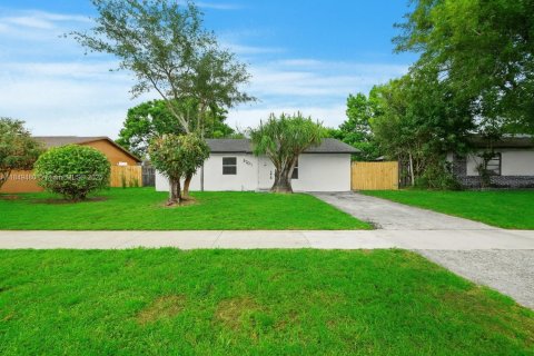 House in North Lauderdale, Florida 3 bedrooms, 115.85 sq.m. № 1852261 - photo 1