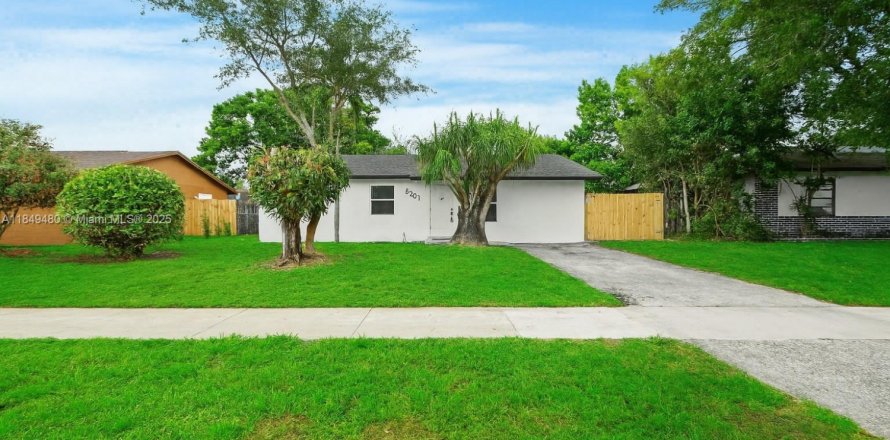 House in North Lauderdale, Florida 3 bedrooms, 115.85 sq.m. № 1852261