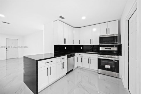 House in North Lauderdale, Florida 3 bedrooms, 115.85 sq.m. № 1852261 - photo 2