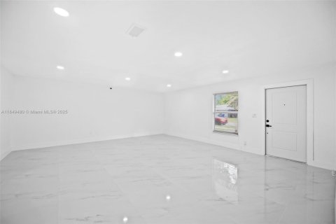 House in North Lauderdale, Florida 3 bedrooms, 115.85 sq.m. № 1852261 - photo 7
