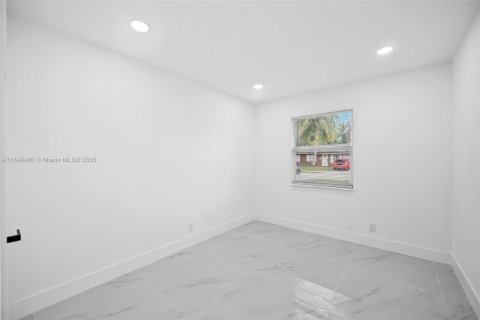 House in North Lauderdale, Florida 3 bedrooms, 115.85 sq.m. № 1852261 - photo 24