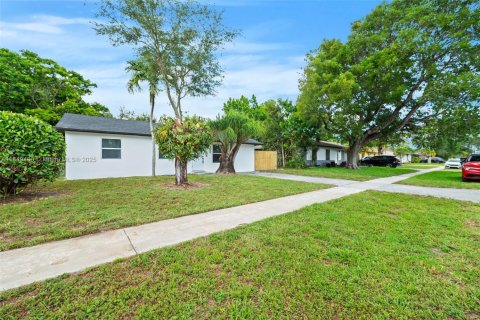 House in North Lauderdale, Florida 3 bedrooms, 115.85 sq.m. № 1852261 - photo 4