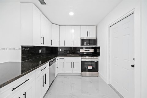 House in North Lauderdale, Florida 3 bedrooms, 115.85 sq.m. № 1852261 - photo 11