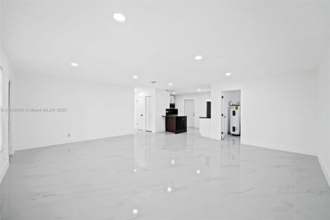 House in North Lauderdale, Florida 3 bedrooms, 115.85 sq.m. № 1852261 - photo 9