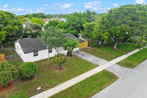 House in North Lauderdale, Florida 3 bedrooms, 115.85 sq.m. № 1852261 - photo 6