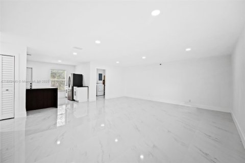 House in North Lauderdale, Florida 3 bedrooms, 115.85 sq.m. № 1852261 - photo 10