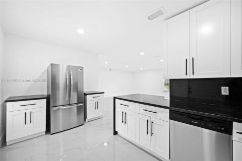 House in North Lauderdale, Florida 3 bedrooms, 115.85 sq.m. № 1852261 - photo 13
