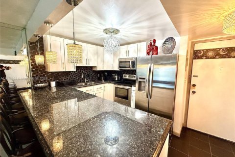 Condominio en venta en Hallandale Beach, Florida, 1 dormitorio, 66.8 m2 № 2018759 - foto 2