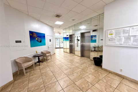 Condominio en venta en Hallandale Beach, Florida, 1 dormitorio, 66.8 m2 № 2018759 - foto 10