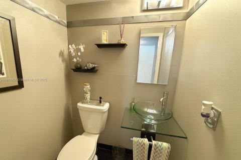 Condominio en venta en Hallandale Beach, Florida, 1 dormitorio, 66.8 m2 № 2018759 - foto 5