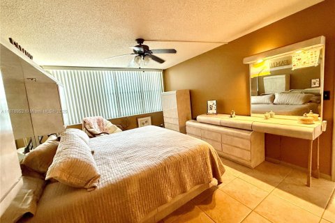 Condominio en venta en Hallandale Beach, Florida, 1 dormitorio, 66.8 m2 № 2018759 - foto 7