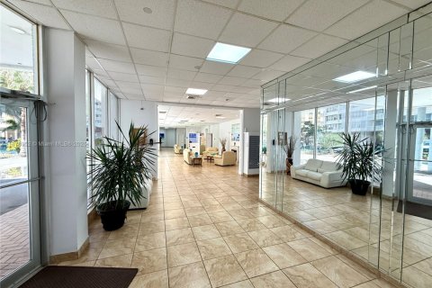 Condominio en venta en Hallandale Beach, Florida, 1 dormitorio, 66.8 m2 № 2018759 - foto 9