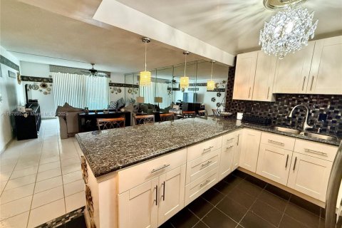 Condominio en venta en Hallandale Beach, Florida, 1 dormitorio, 66.8 m2 № 2018759 - foto 3