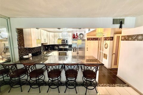 Condominio en venta en Hallandale Beach, Florida, 1 dormitorio, 66.8 m2 № 2018759 - foto 4