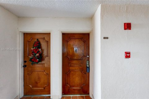 Купить кондоминиум в Майами, Флорида 2 спальни, 79.43м2, № 2004021 - фото 2