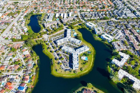 Кондоминиум с 2 спальнями в Майами, Флорида № 2004021