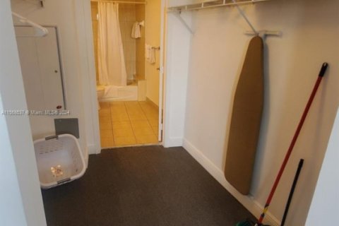 Condo in Miami, Florida, 2 bedrooms  № 1867972 - photo 7