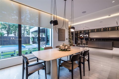 Casa en venta en Doral, Florida, 5 dormitorios, 377.83 m2 № 1994649 - foto 16