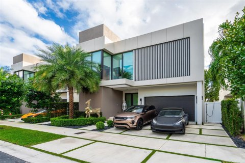 Casa en venta en Doral, Florida, 5 dormitorios, 377.83 m2 № 1994649 - foto 5