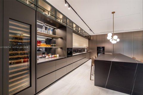 Casa en venta en Doral, Florida, 5 dormitorios, 377.83 m2 № 1994649 - foto 18