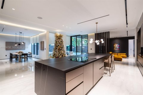 Casa en venta en Doral, Florida, 5 dormitorios, 377.83 m2 № 1994649 - foto 4