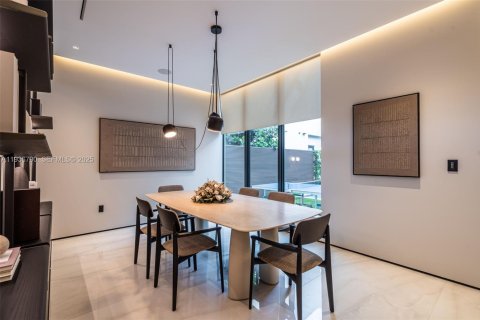 Casa en venta en Doral, Florida, 5 dormitorios, 377.83 m2 № 1994649 - foto 15