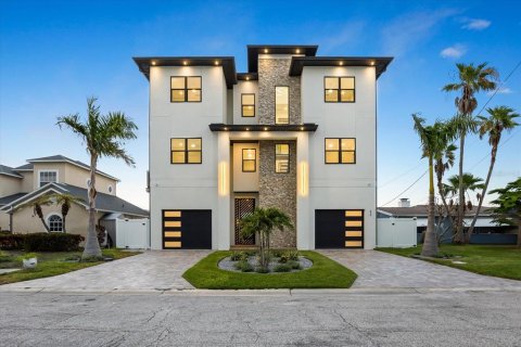 House in Madeira Beach, Florida 5 bedrooms, 375.98 sq.m. № 1869385 - photo 1