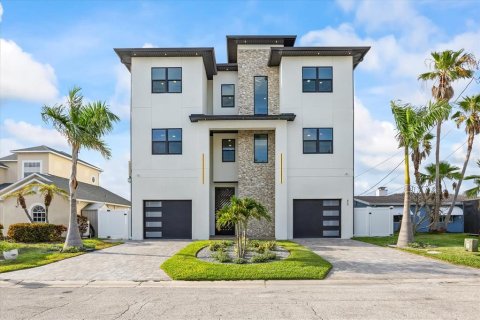 House in Madeira Beach, Florida 5 bedrooms, 375.98 sq.m. № 1869385 - photo 2
